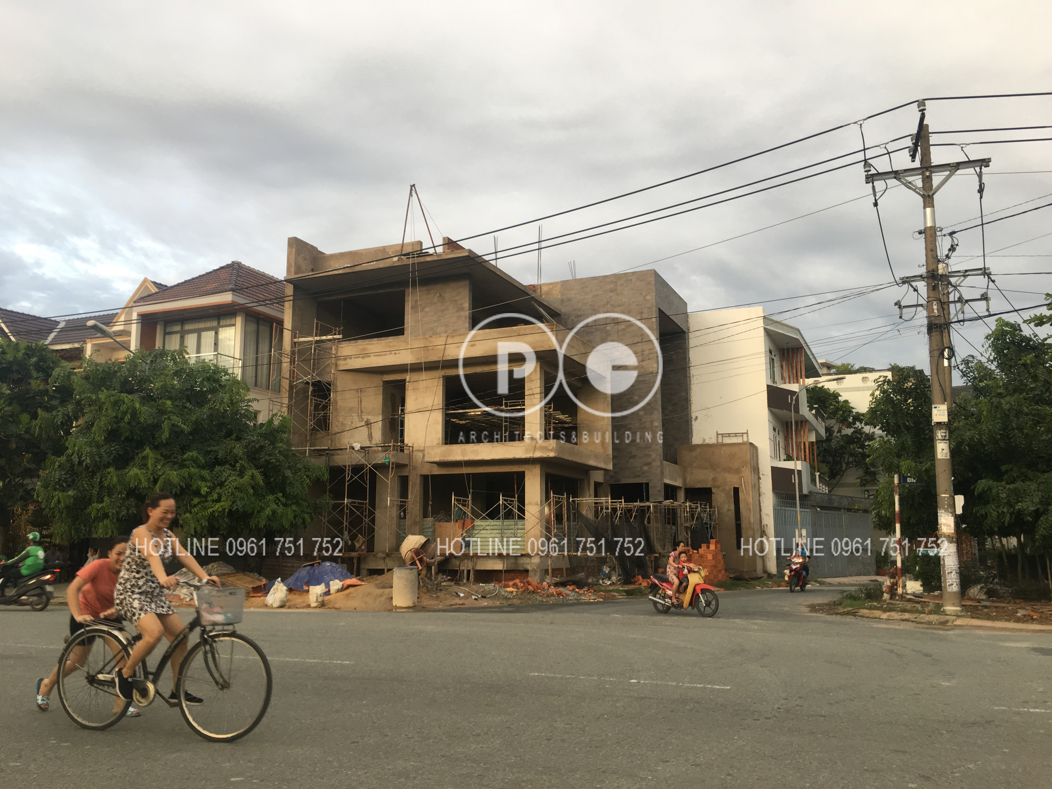 THI CÔNG BIỆT THỰ HIỆN ĐẠI BA TẦNG TẠI QUẬN12